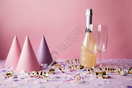 派对上紫罗兰桌上的香槟晚礼背景图片