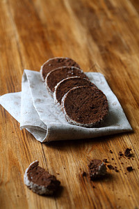 巧克力西伯利亚饼干在灰色餐巾纸上图片