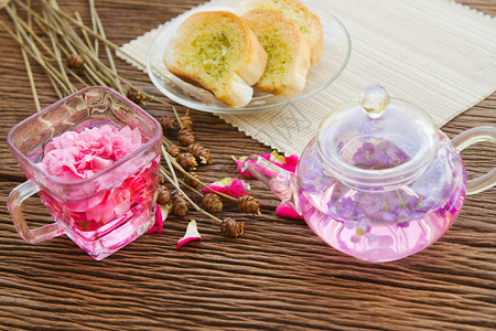 玫瑰茶和自制大蒜面包在花园桌上图片