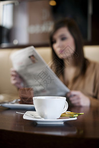 在咖啡馆看报纸图片