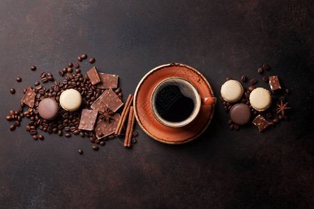 咖啡杯豆子巧克力和红心面包图片
