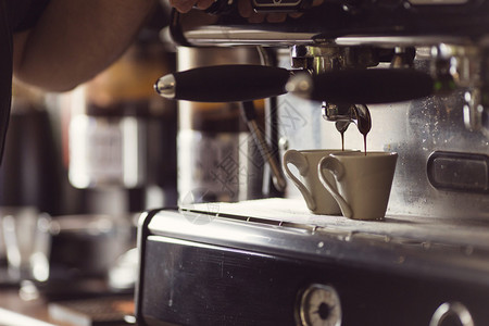 咖啡机制作两杯热咖啡图片