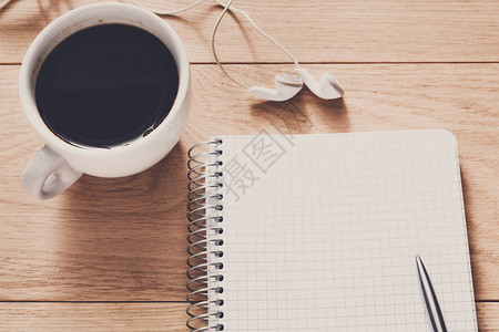 笔记本日记和浓缩咖啡杯特写图片