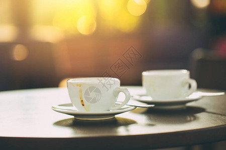 两杯咖啡放在木桌上清晨咖啡图片
