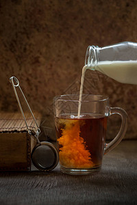 加牛奶的茶玻璃杯里的热红茶图片