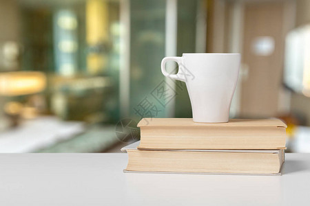 茶或咖啡杯在模糊背图片