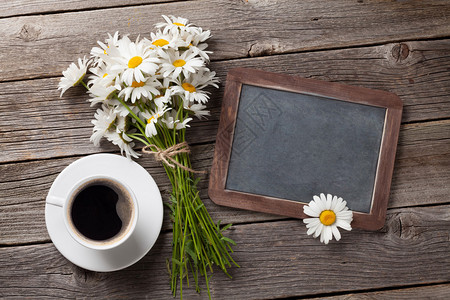 初夏时光文字您的文字鲜花和咖啡杯的黑板带有复制空背景