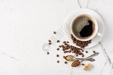 大理石背景和复制空间的白杯黑咖啡加糖早餐黑图片