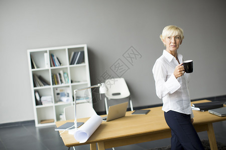 在办公室喝咖啡的女人图片