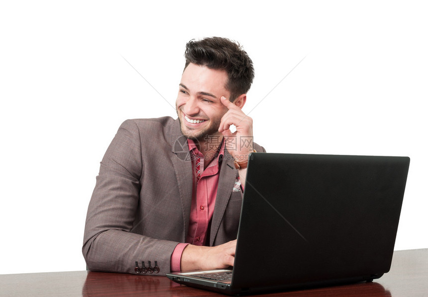律师坐在办公室时带着笔记本电脑在办公图片