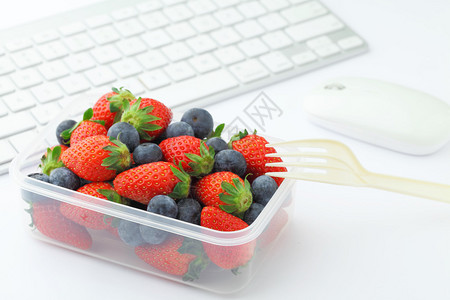 办公室配有草莓和蓝莓混合图片
