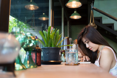 女在咖啡馆咖啡店使用手机的生活方式图片
