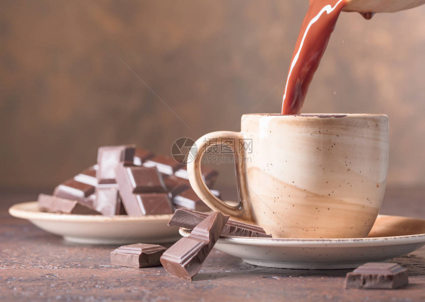 一杯热巧克力和苦巧克力图片