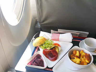 一张在桌子上乘坐公务舱飞机的食品图片