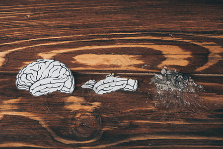 将大脑疾病作为木制表格上的痴呆症符号图片