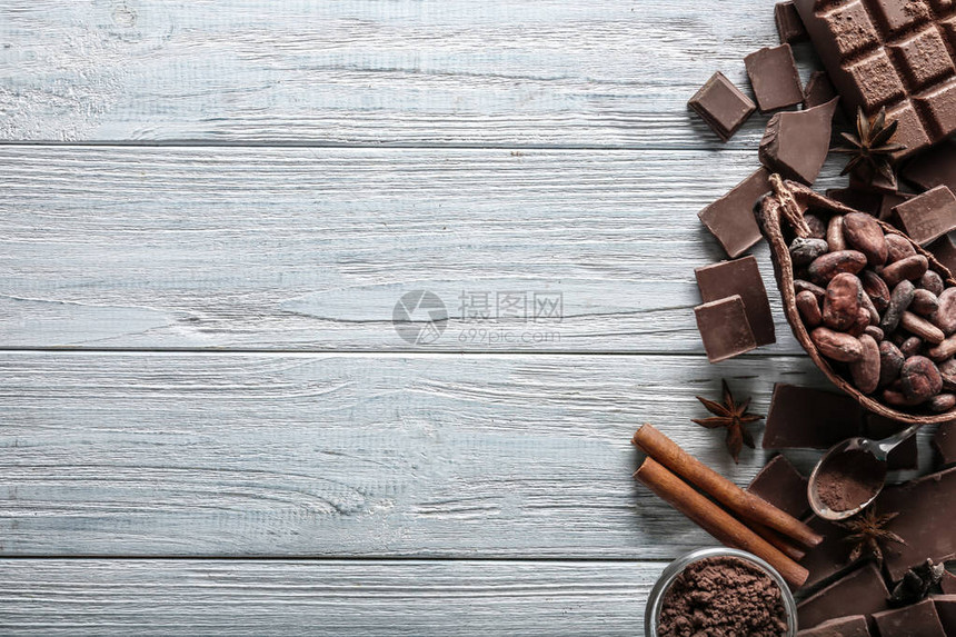 含有美味的牛奶巧克力可制品和木制背景图片
