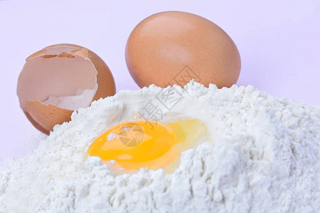 桌子上的一堆面粉和鸡蛋特写图片