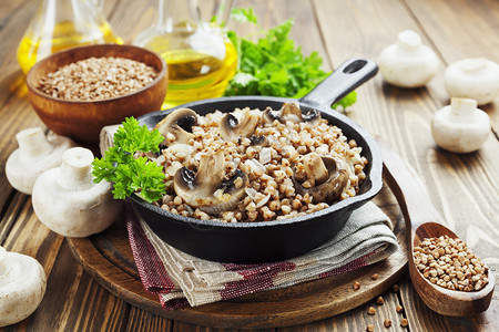 桌上煎锅里的蘑菇荞麦粥图片