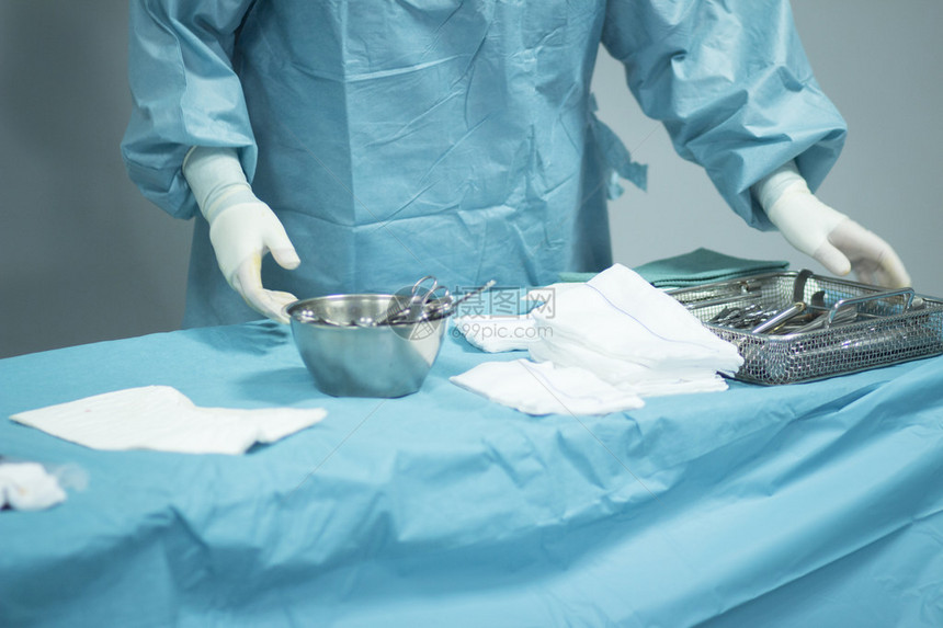 医院急诊手术室动脉镜检查钥匙孔手术设备和外科医生照片单位图片