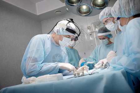 外科医生在手术室拯救病人图片