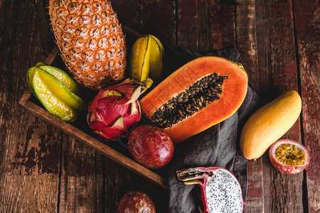 木板上的辣椒木瓜菠萝拉布丹激图片