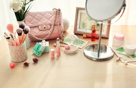 一套装饰化妆品室内桌背景图片