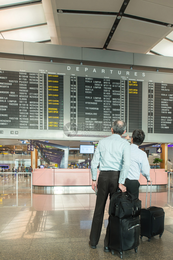 机场有行李和行李的商人时间接图片