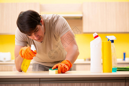 单身男子在家打扫厨房图片