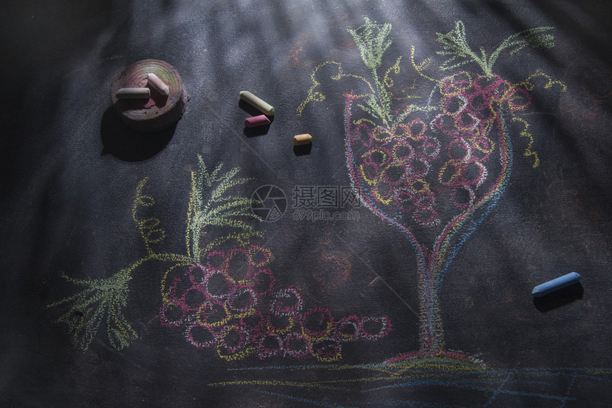 一张装满红葡萄的杯子的图形代表黑图片