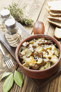 肾用陶瓷锅炖土豆和泡菜图片