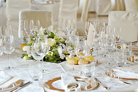 一张漂亮的装饰美满的婚礼餐桌图片