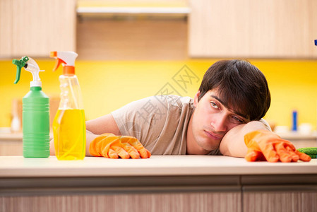 单身男子在家打扫厨房图片