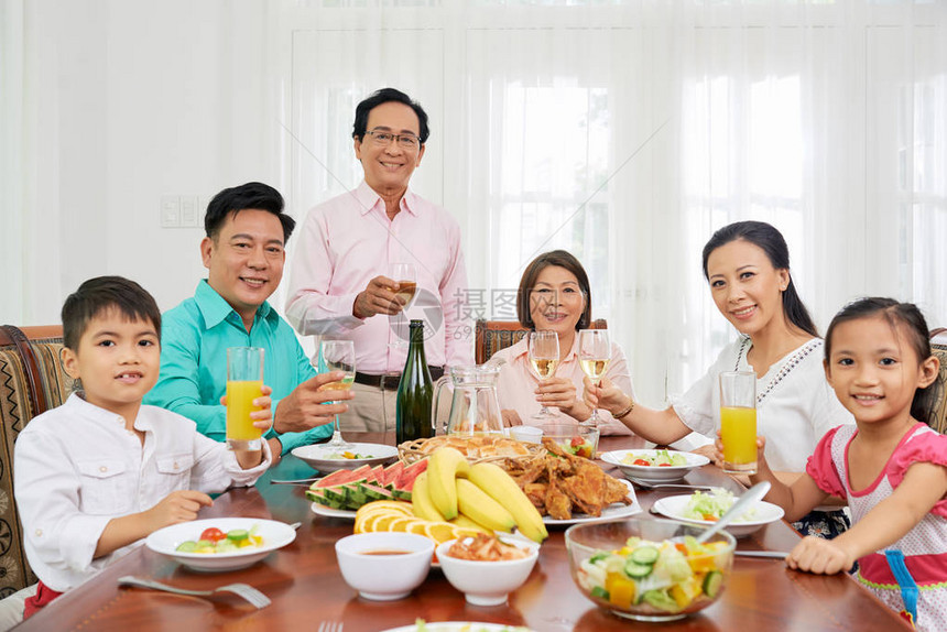 欢乐快的越南大家庭在图片
