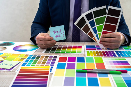 平面设计师从办公室的采样器中选择颜色颜色样本从采样器中选图片
