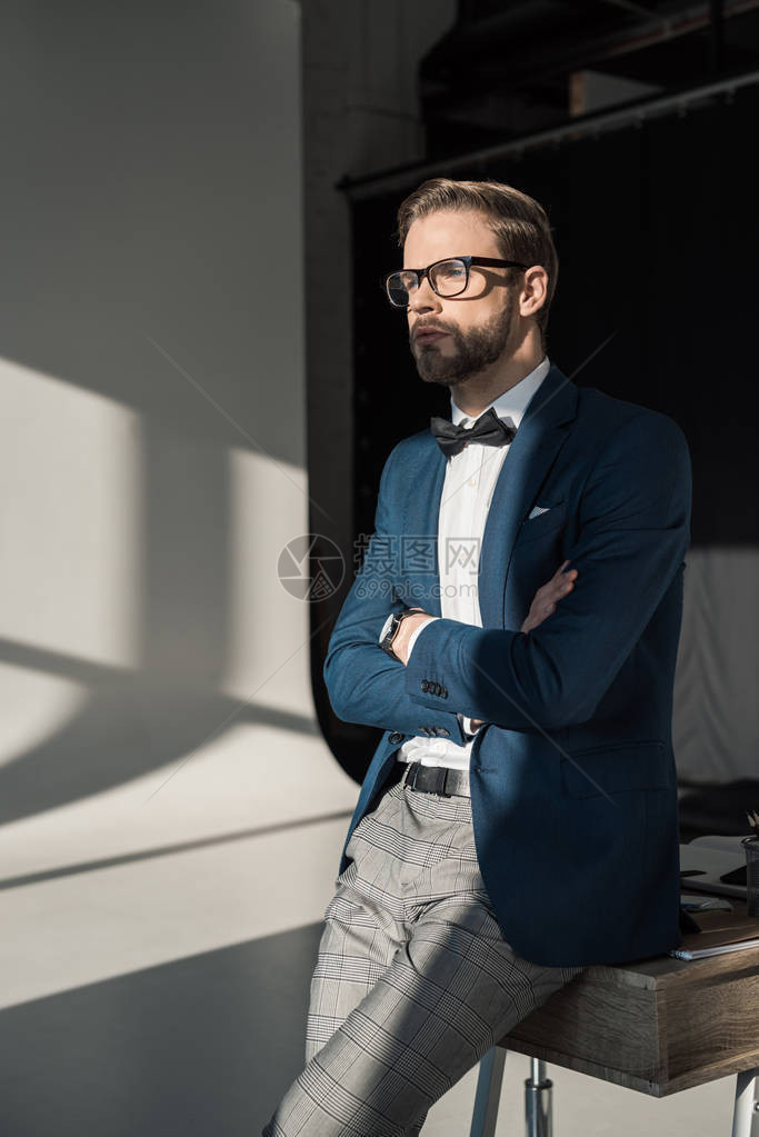 身戴眼镜和弓领带的英俊年图片
