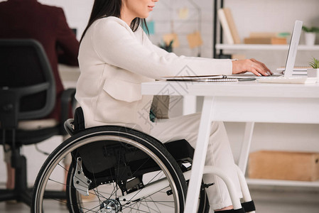 残疾女商人在工作场所轮椅上图片