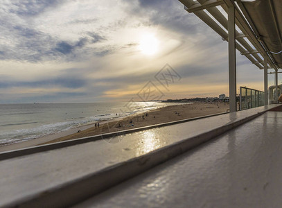 餐厅长椅俯瞰海滩与日落图片