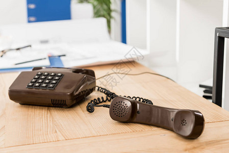 桌上的固定电话听筒图片