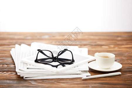 视力眼睛咖啡杯数字平板和木质表图片