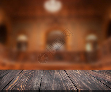 抽象模糊的内部背景前的木桌的图像图片