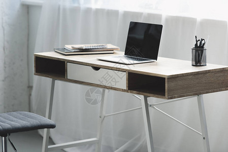 工作场所木制办公桌上有空白屏幕图片