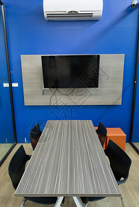 黑色椅子和用蓝色墙壁在会议室背景图片