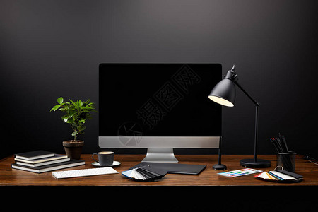 用图形平板空白计算机屏幕笔记本和木制桌面上的托盘对图形设计师工图片