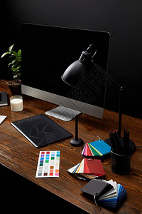 用彩色托盘图形平板空白计算机屏幕和木质表面灯具近视图形设计师工作场所图片