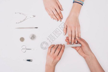 美甲师向客户提供指甲钉的作物图象指甲文图片