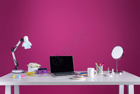 带空白屏幕的笔记本电脑带有粉红色咖啡照相机化妆品和办公图片