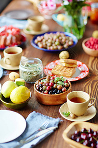 早餐桌铺满了鹅莓和草莓水果新鲜烤华图片