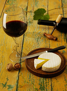 桌子上的红酒和奶酪图片