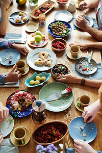 一群人吃节日食品图片
