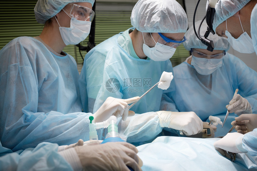 四名外科医生即将开始手术图片